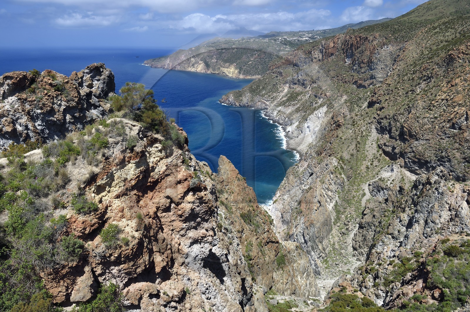 Italie, Sicile, iles Eoliennes, classées Patrimoine Mondial de l'UNESCO, Ile de Lipari, hautes falaises de la cote Sud-Ouest