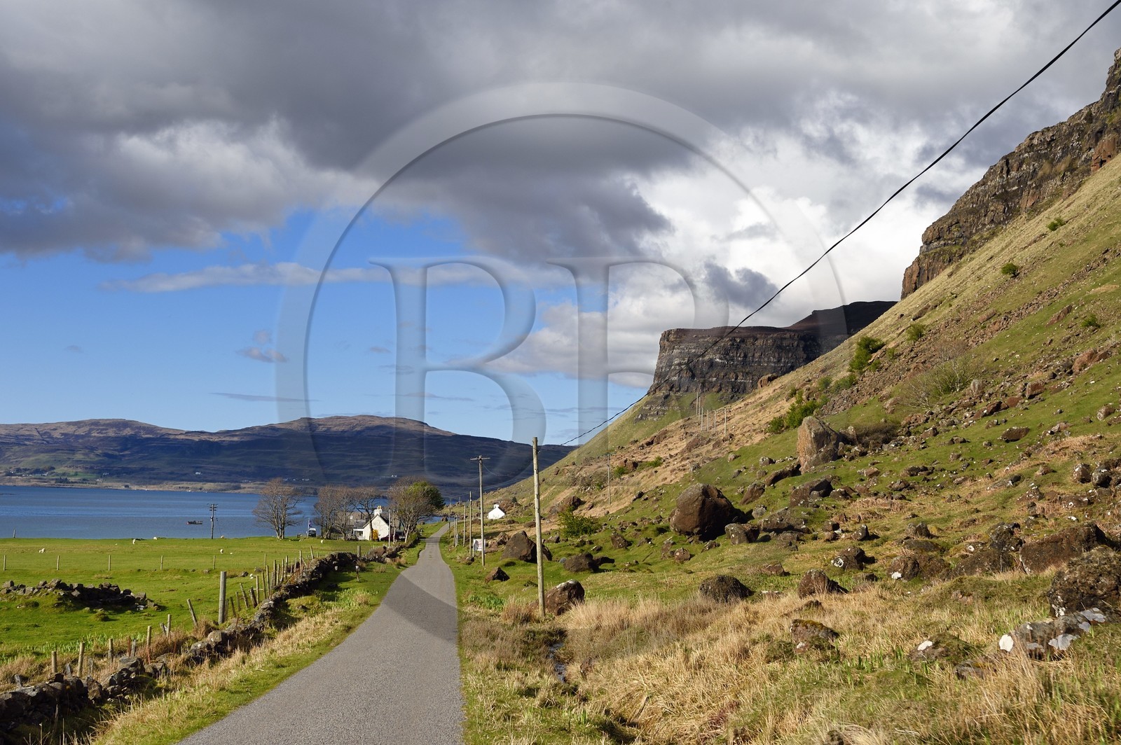 Royaume-Uni, Ecosse, Highland, Hébrides intérieures, cote ouest de l'Ile de Mull, étroite route cotière vers Balnahard et le Loch Na Keal