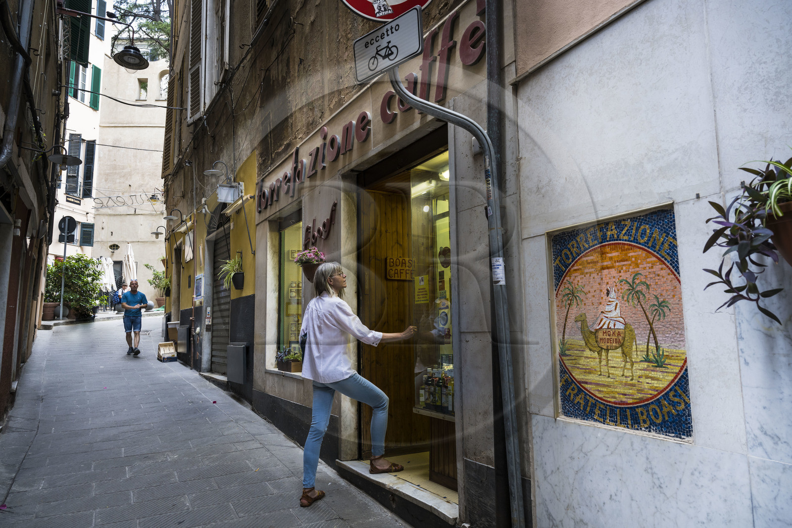Italie, Ligurie, Gênes, ruelle du vieux centre historique, le café Torrefazione fratelli Boasi dans la rue Vico Inferiore del Ferro