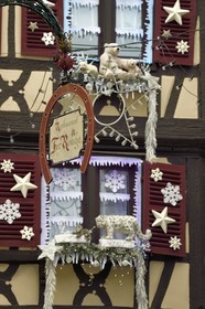 France, Haut-Rhin (68), Colmar, maisons à pans de bois dans la rue des Marchands avec des décorations de Noël