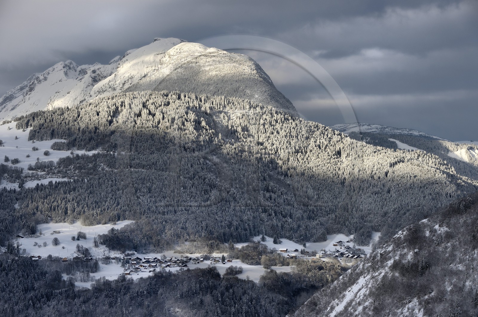 France, Haute-Savoie (74), Nancy-sur-Cluses dans la Chaine de montagne des Aravis