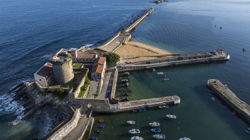 France, Pyrénées-Atlantiques (64), la côte du Pays-Basque, Ciboure, le fort de Socoa construit sous Louis XIII remanié par Vauban et son petit port de plaisance dans la baie de Saint-Jean-de-Luz (vue aérienne)