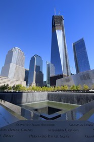 Etats-Unis, New York, Manhattan, 9 11 Memorial dessiné par l'architecte israélien Michael Arad qui consiste en une forêt d'arbres autour de deux étendues d'eau carrées avec deux grands trous en leur centre à l'endroit précis où se tenaient les deux tours et les noms gravés de victimes, le One World Trade Center (1WTC) devenue la plus haute tour de NYC depuis le 30 avril 2012 en arrière plan