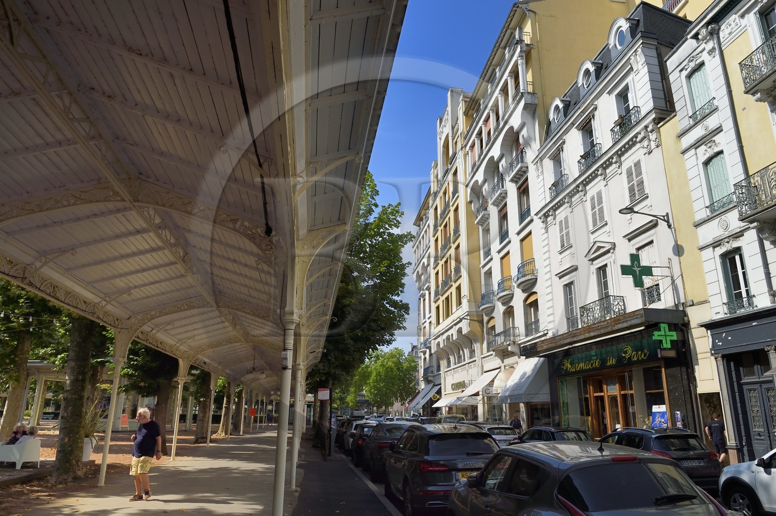 France, Allier (03), Vichy, galeries couvertes d’environ 700 mètres serpentant autour du parc des Sources, à droite l'ancien Hotel Le Carlton et la Pharmacie de Parc