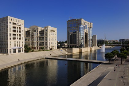France, Hérault (34), Montpellier, quartier Antigone, Bassin du Port Juvénal et l' Hôtel de région de l'architecte Ricardo Bofill