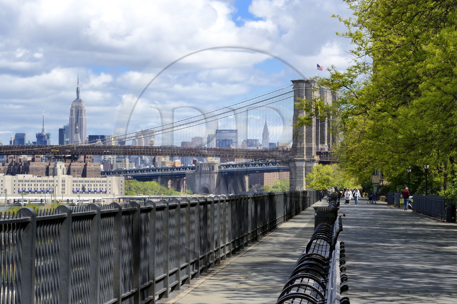 Etats-Unis, New York, Downtown Manhattan vue de la promenade à Brooklyn et le pont de Brooklyn en arrière plan