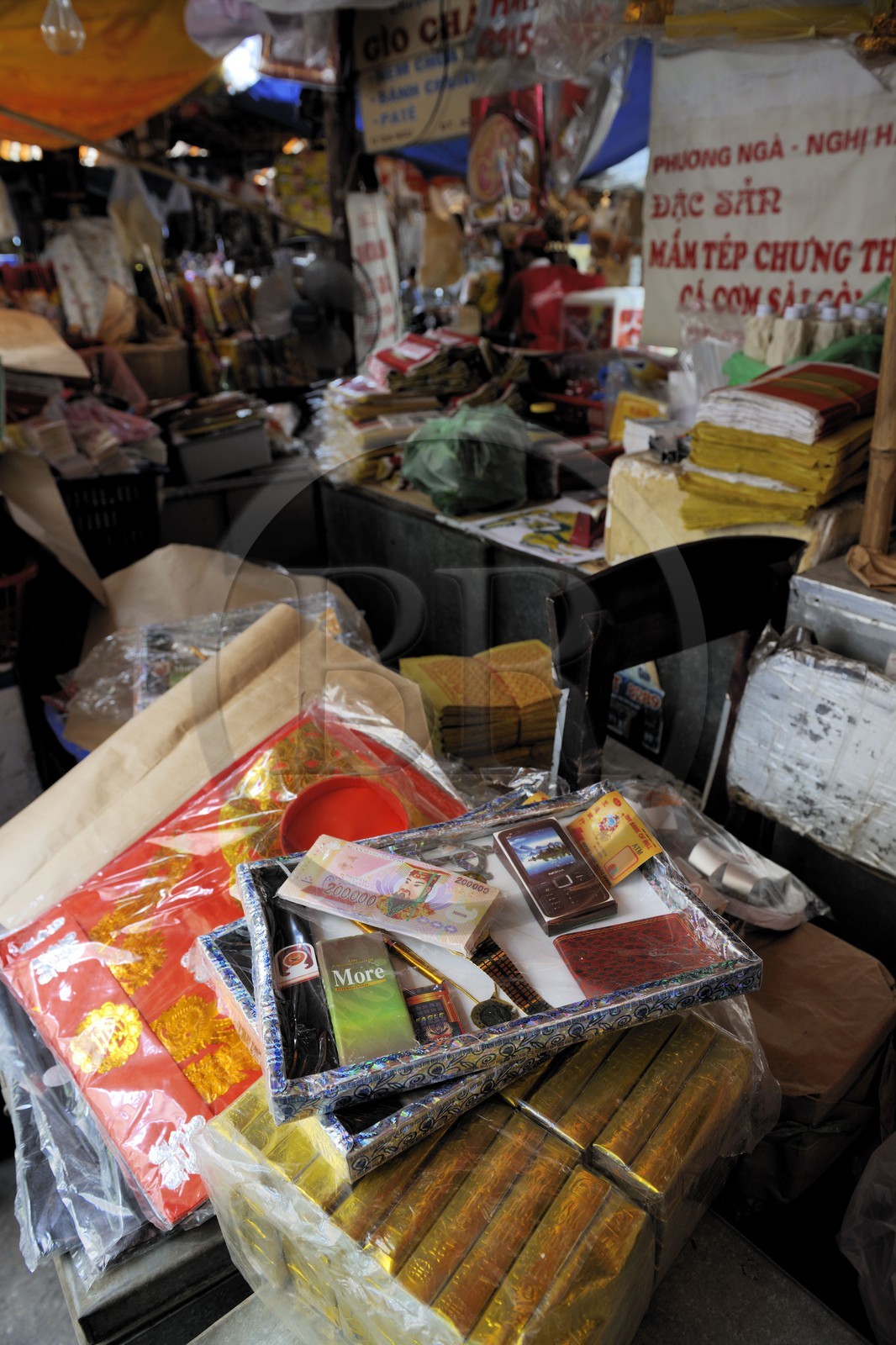 Vietnam, Hanoï, quartier des 36 rues dans la vieille ville, marché Hang Be, offrandes à bruler de faux objets en papier