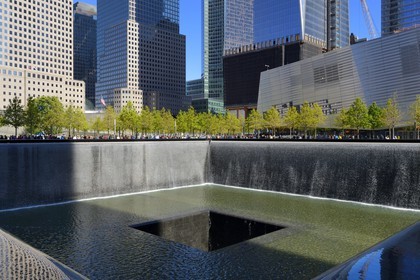 Etats-Unis, New York, Manhattan, 9 11 Memorial dessiné par l'architecte israélien Michael Arad qui consiste en une forêt d'arbres autour de deux étendues d'eau carrées avec deux grands trous en leur centre à l'endroit précis où se tenaient les deux tours et les noms gravés de victimes