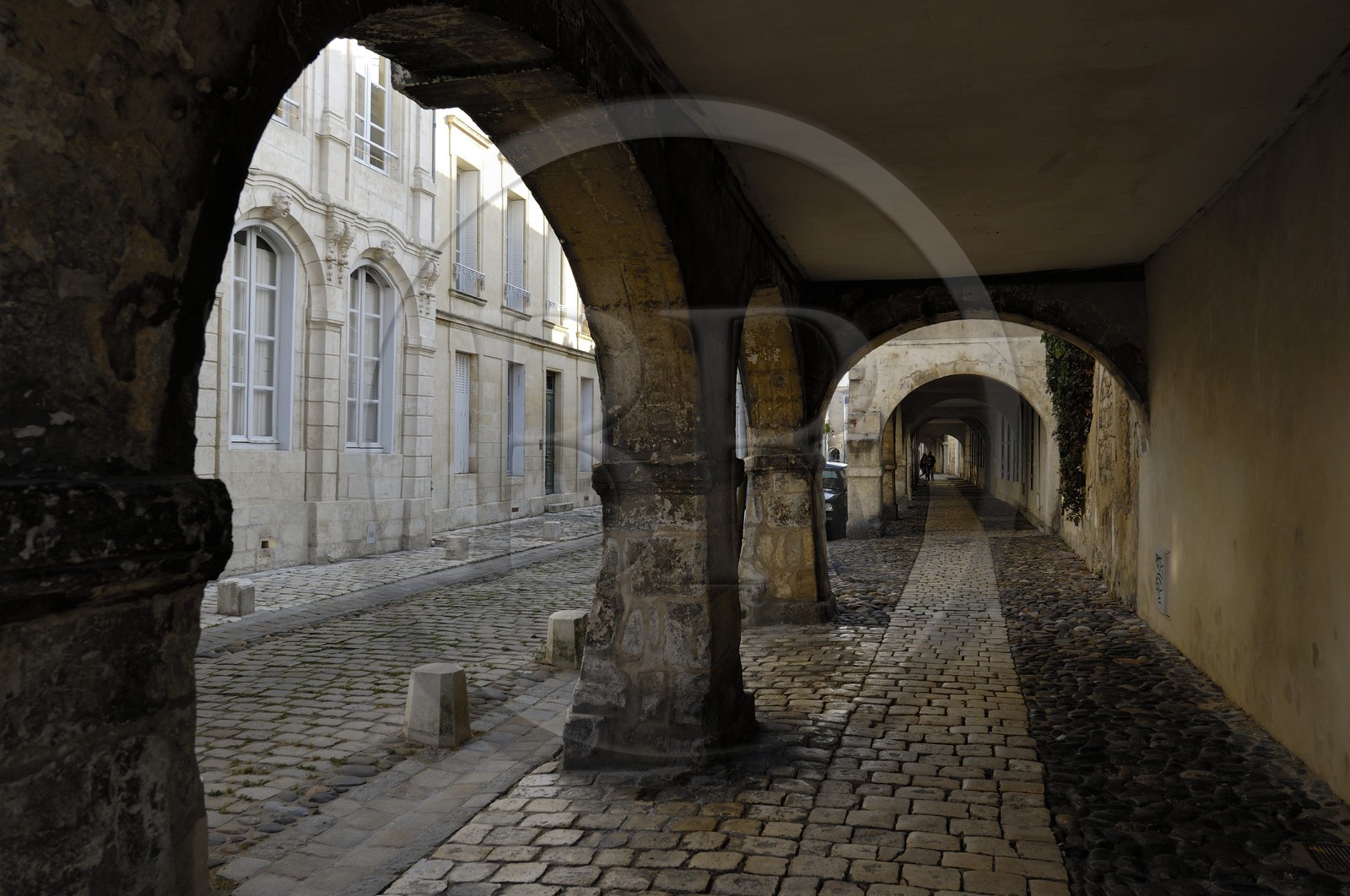 France, Charente-Maritime (17), La Rochelle, arcades de la rue de l'Escale