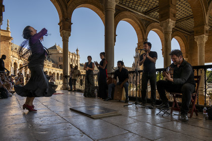 Espagne, Andalousie, Séville, Parque de Maria Luisa, Plaza de Espana (Place d'Espagne) construite par l'architecte Anibal Gonzalez pour l'Exposition ibéro-américaine de 1929, spectacle de danse flamenco