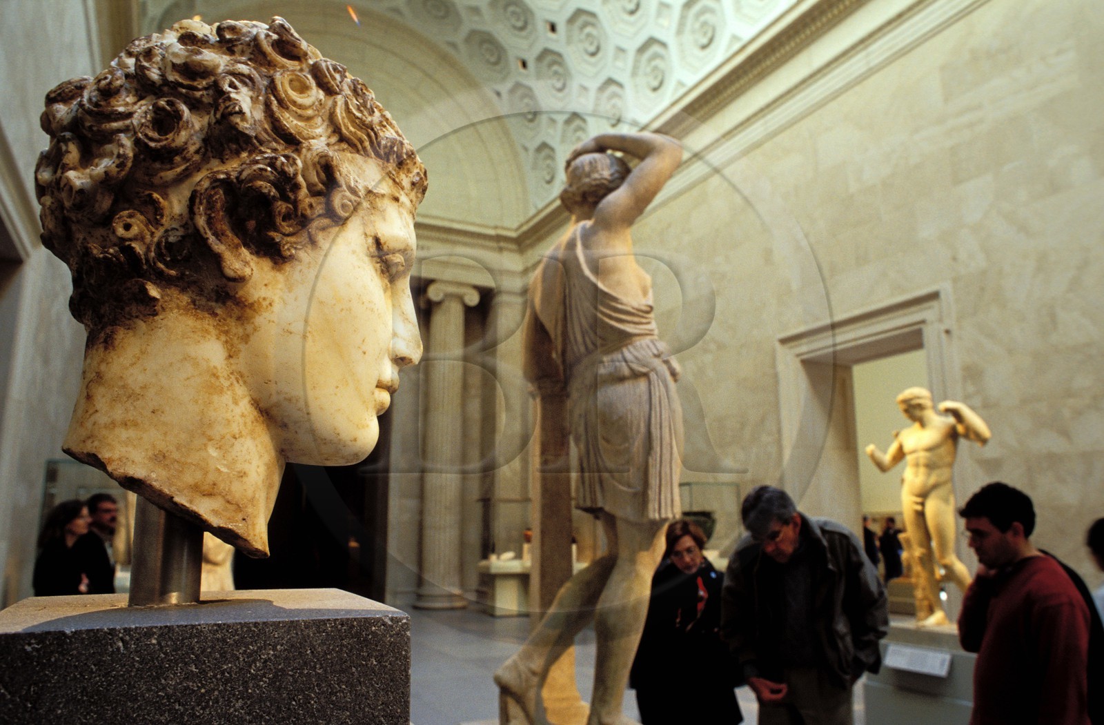 Etats-Unis, New York, Manhattan, le Metropolitan Museum of Art, visiteurs dans la Galerie grecque