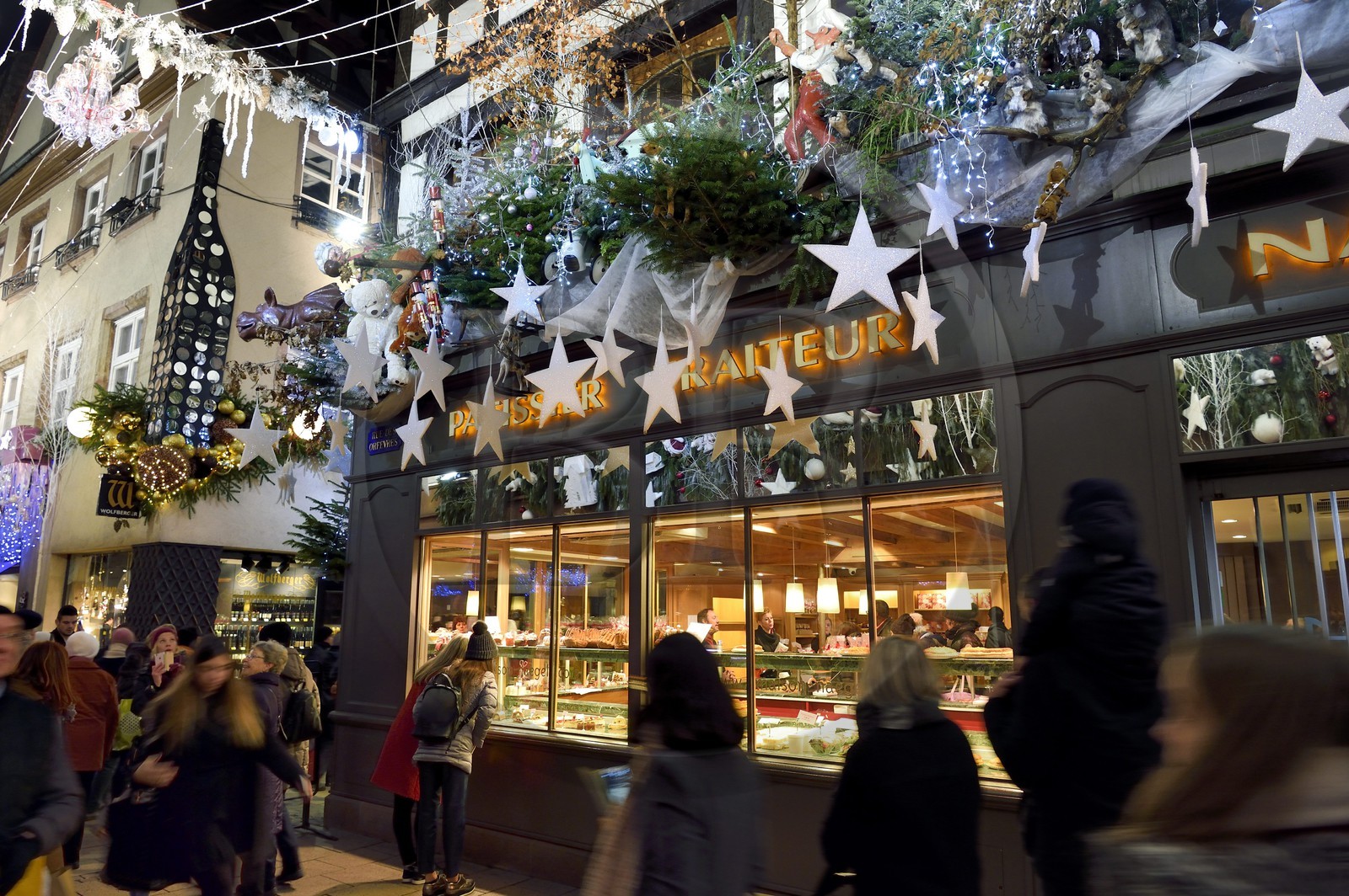 France, Bas-Rhin (67), Strasbourg, vieille ville classée au Patrimoine Mondial de l'UNESCO, vitrine de la patisserie Naegel décorée pour Noel rue des Orfèvres