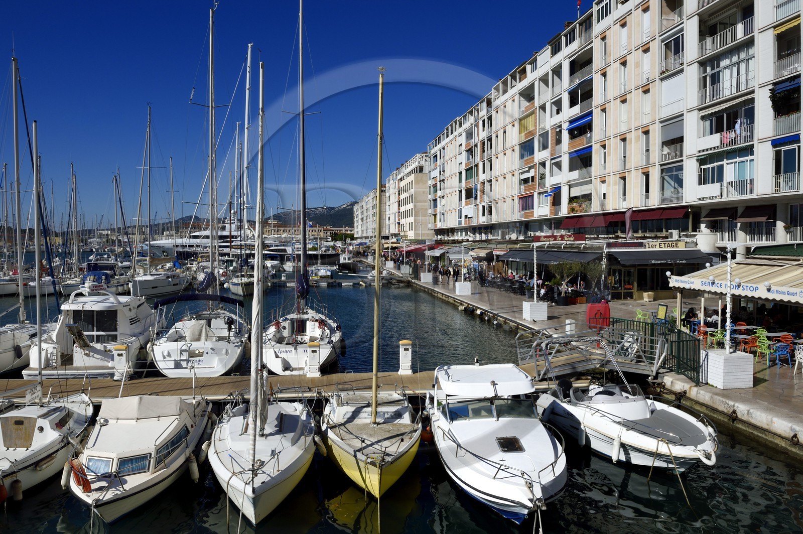 France, Var (83), Toulon, le Port, barres d'immeubles conçues par De Mailly suite aux bombardements de 1944
