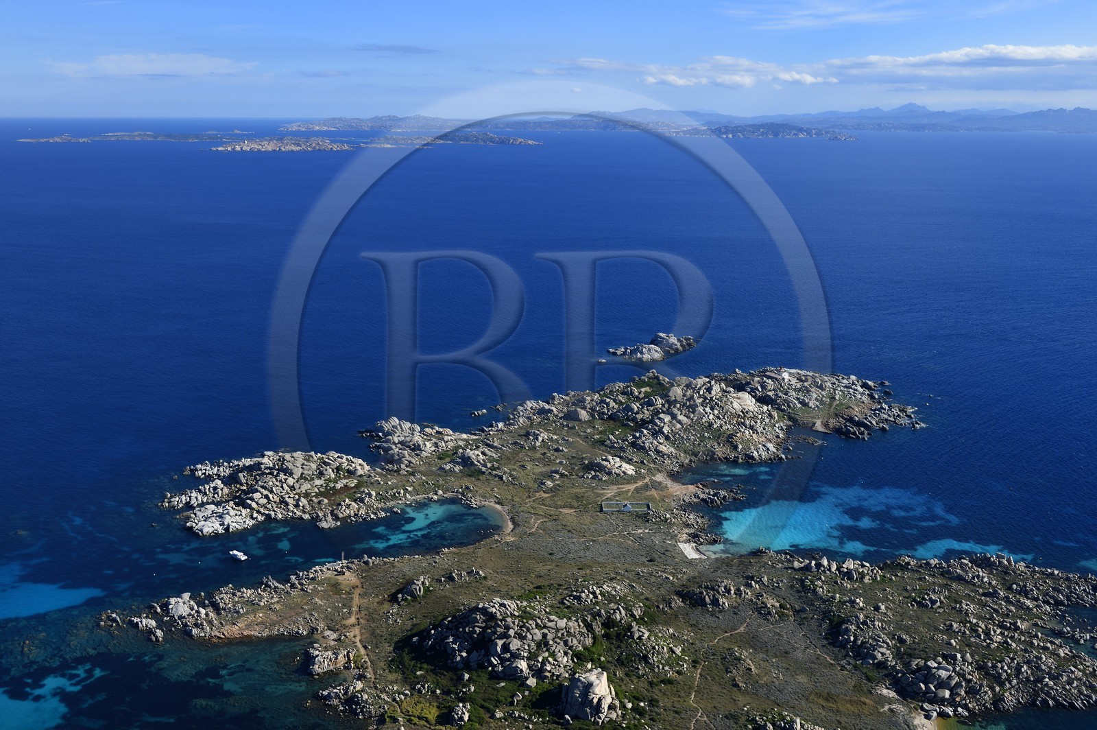 France, Corse-du-Sud (2A), Bonifacio, Réserve naturelle des iles Lavezzi et le cimetière Furcone qui accueille les sépultures des naufragés de la Sémillante, la Sardaigne en arrière plan (vue aérienne)