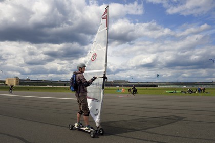 Allemagne, Berlin, ancien aéroport international de Berlin-Tempelhof reconverti en immense parc, un lieu de rencontre pour les kite surfeurs, kite boarders et Country Buggy kiter