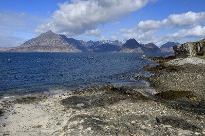 Royaume-Uni, Ecosse, région des Highlands, les Hébrides, Ile de Skye, plage de Elgol sur les rives du Loch Scavaig au bout de la péninsule de Strathaird et le massif des Black Cuillin Mountains en arrière plan