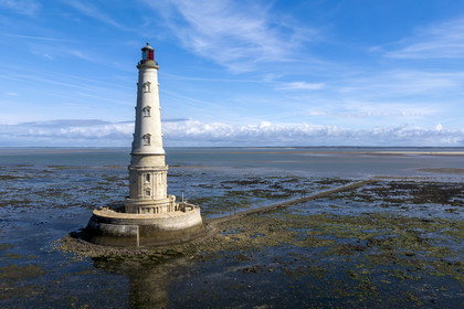 France, Gironde (33), le Verdon-sur-Mer, plateau rocheux de Cordouan à marée basse, phare de Cordouan, classé Patrimoine Mondial de l'UNESCO (vue aérienne)