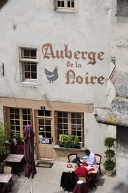 France, Nièvre (58), La Charité-sur-Loire, l'Auberge de la Noire à l'ombre du clocher Sainte Croix