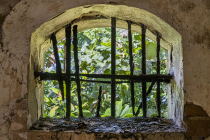France, Guyane, Kourou, Iles du Salut, Ile Royale, le quartier disciplinaire du bagne pour les condamnés récalcitrants, barreaux d'une cellule rongée par la rouille