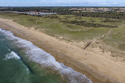France, Vendée (85), Bretignolles-sur-Mer, la plage des Dunes en été (vue aérienne)