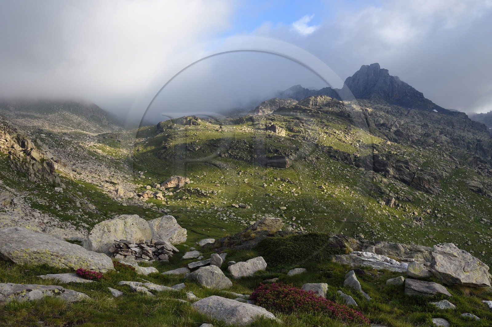 France, Alpes-Maritimes (06), parc national du Mercantour, Vallée des Merveilles parsemée de milliers de gravures rupestres de l'Age de bronze et le Mont des Merveilles (2720m)