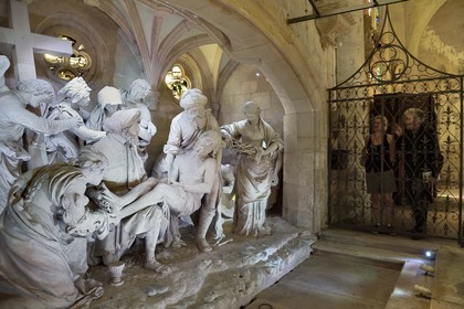 France, Meuse (55), Saint-Mihiel, église Saint-Etienne, le Sépulcre ou mise au tombeau par le sculpteur Ligier Richier (XVIème siècle), le Christ mort porté par Nicodème et Joseph d'Arimathie, avec à ses pieds Marie-Madeleine