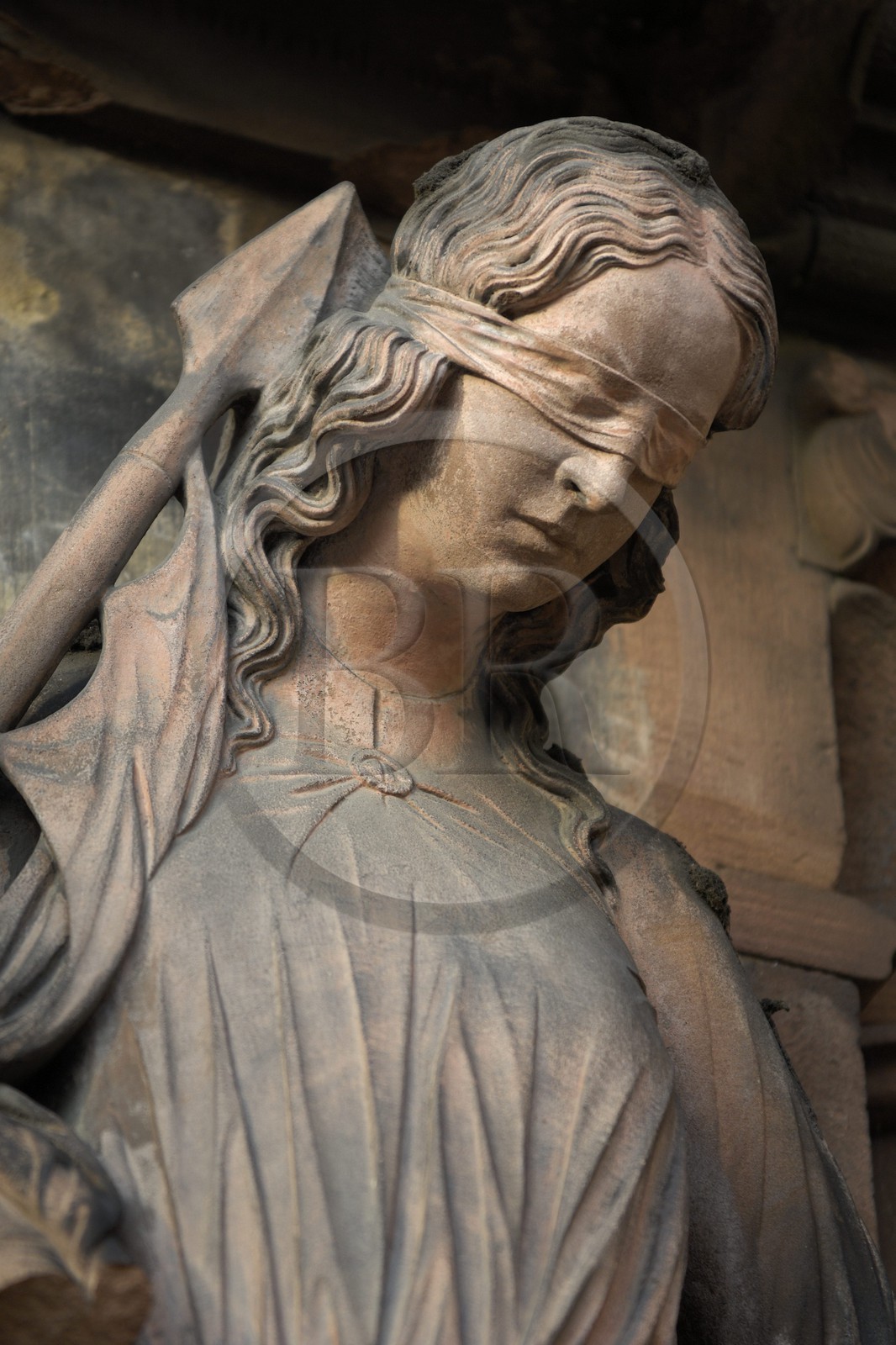 France, Bas Rhin (67), Strasbourg, la cathédrale Notre-Dame, sculpture de la synagogue sur le portail sud
