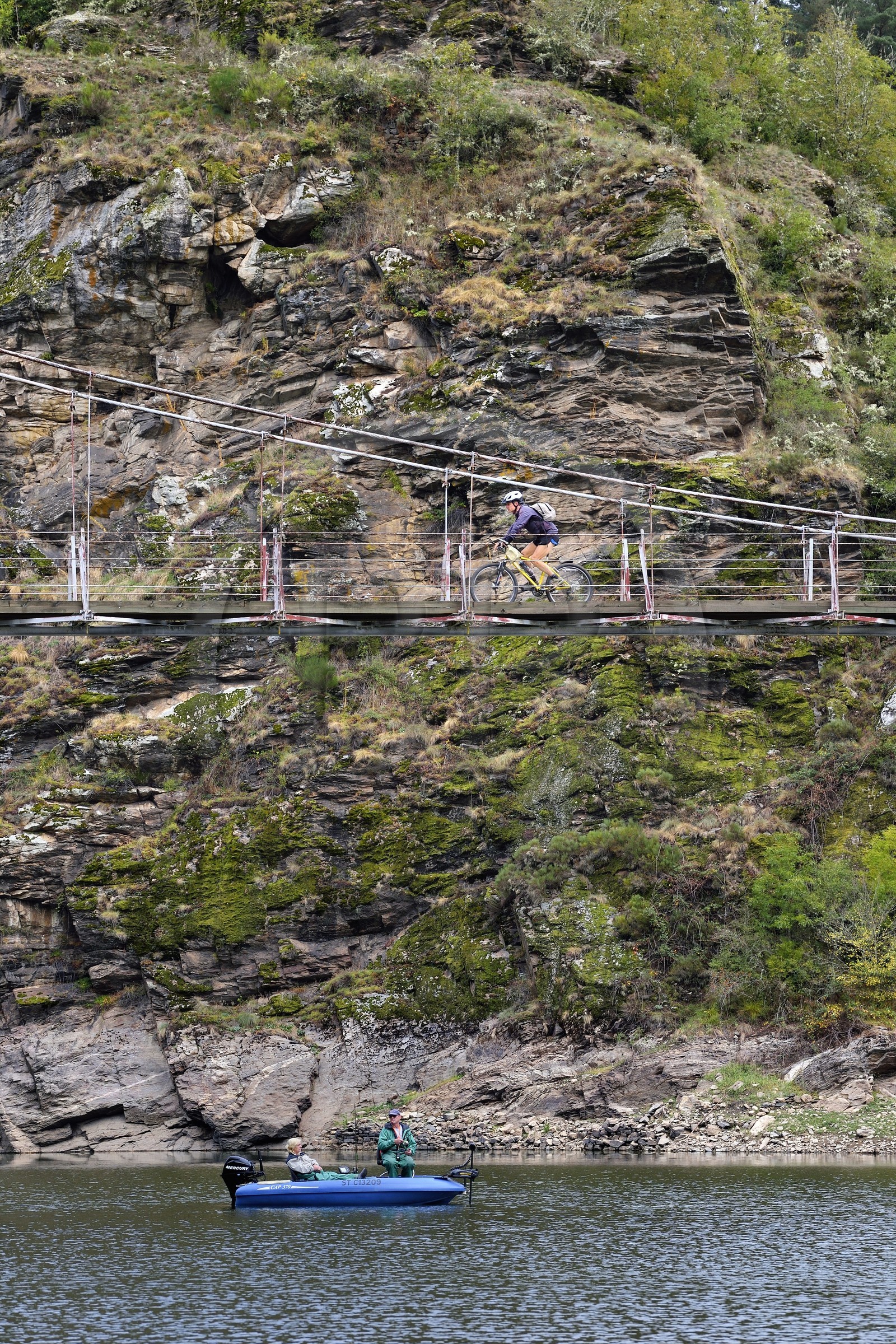 France, Cantal (15), Gorges de la Truyère, Chaliers, pêcheurs à la ligne sur leur bateau aux abords de la passerelle de Valadour au dessus de la rivière Truyère