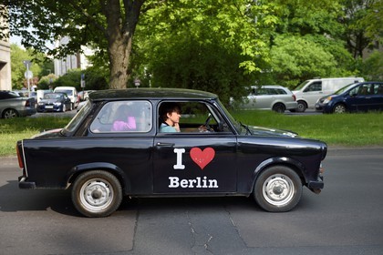Allemagne, Berlin, la Karl-Marx Allee est la plus grande artère du pays menant d'Alexanderplatz à Frankfurter Tor et le régime communiste y faisait défiler son armée chaque année, voiture Trabant relookée