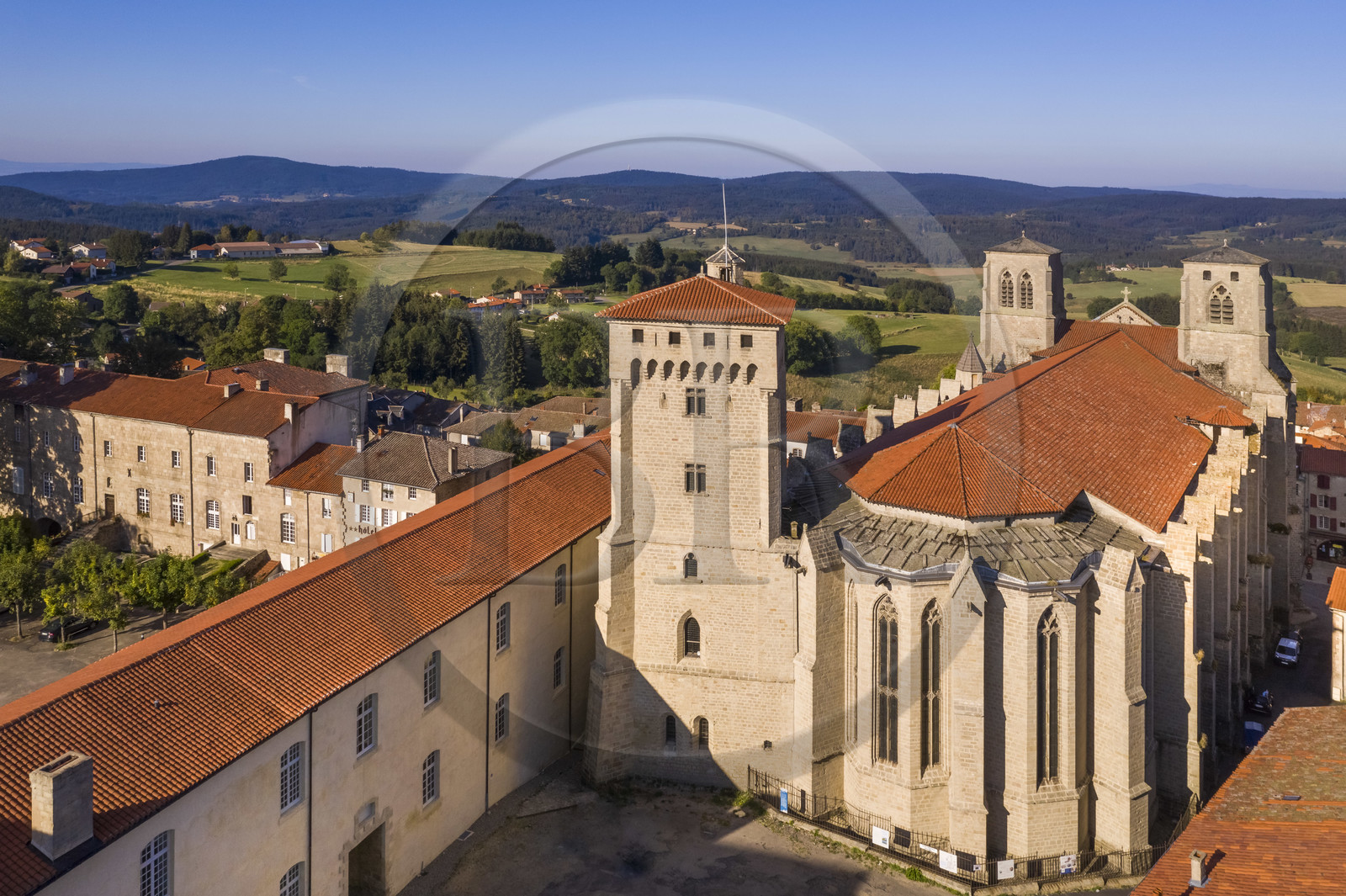 France, Haute-Loire (43), Parc naturel régional Livradois-Forez, l'abbaye de La Chaise-Dieu, chevet de l'église abbatiale Saint-Robert et la tour Clémentine (vue aérienne)
