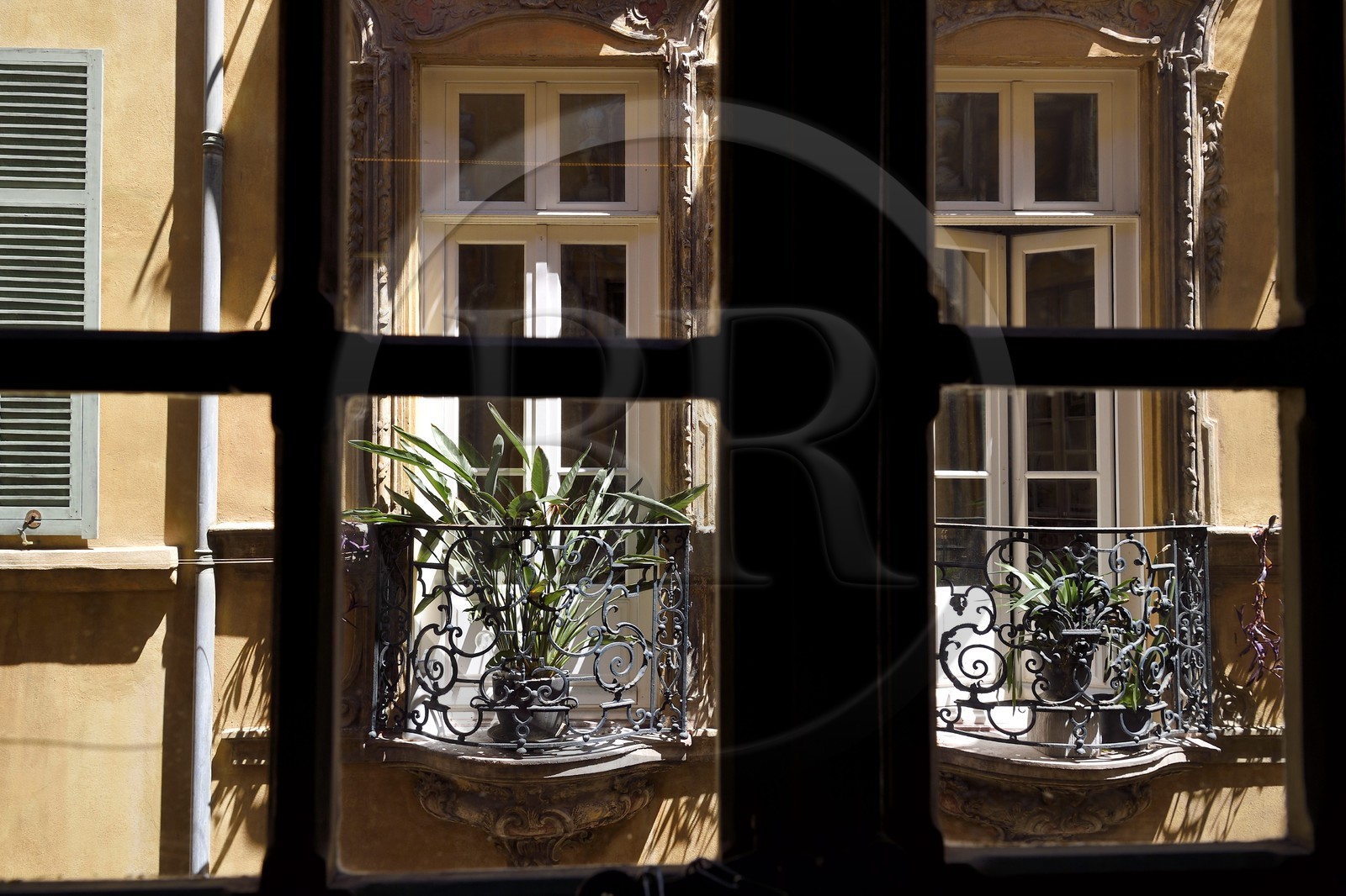 France, Alpes-Maritimes (06), Nice, quartier du Vieux Nice, immeuble faisant face au Palais Lascaris dans la rue Droite et dont la facade a été refaite par les Lascaris pour avoir une belle vue