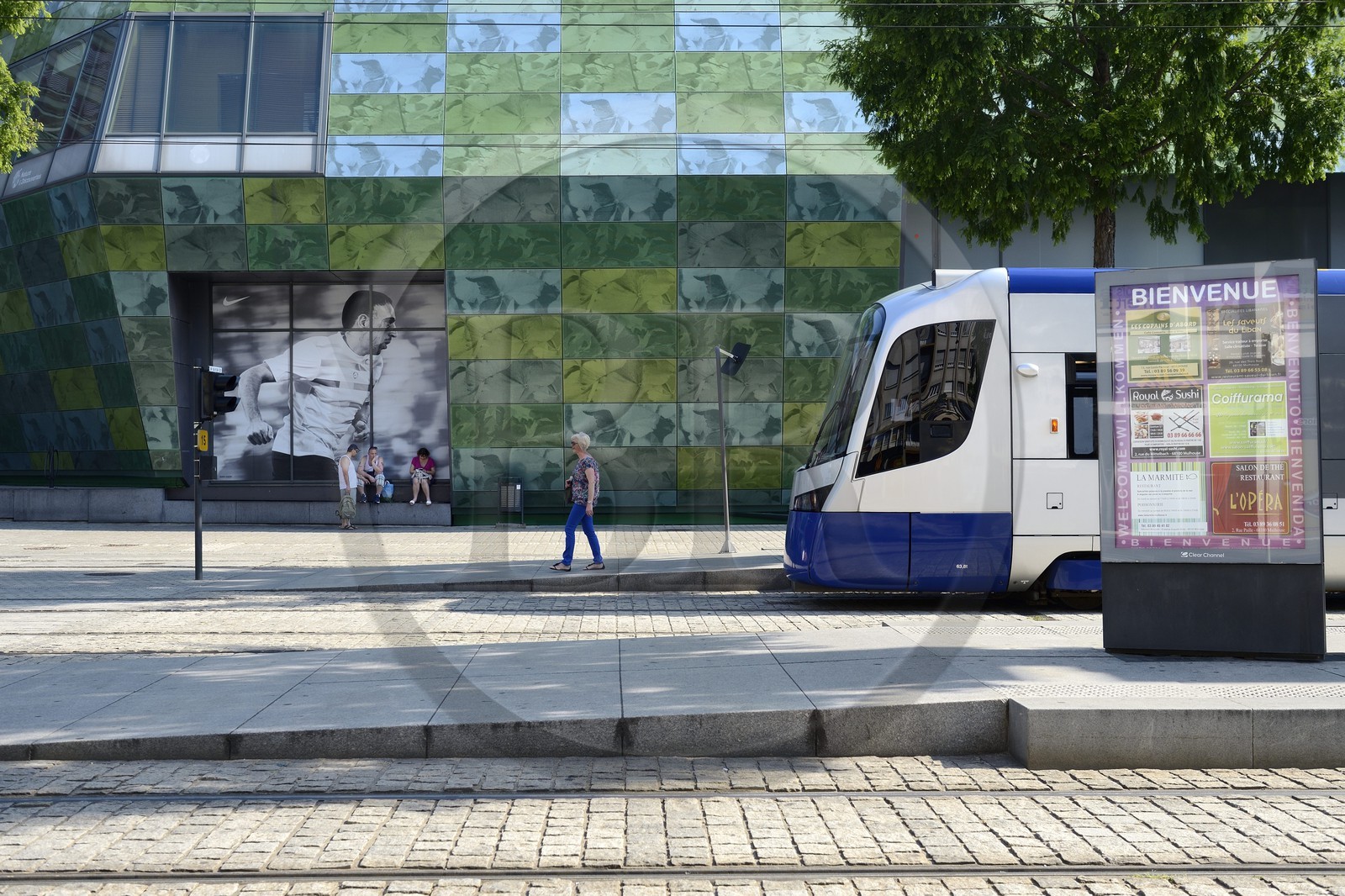 France, Haut-Rhin (68), Mulhouse, arret du tramway devant le centre commercial Porte Jeune des architectes B. Reichen, P. Robert TOA, Rame Avanto Siemens du tram-train mulhousien
