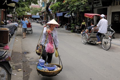 Vietnam, Hanoï, old city, street restaurateur with her yoke