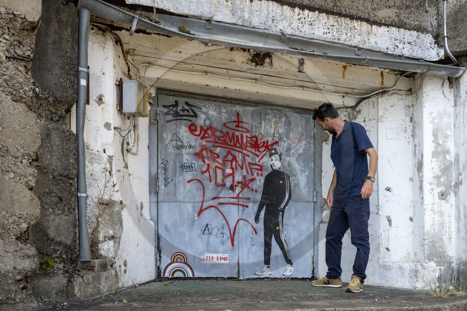 France, Morbihan (56), Lorient, Lorient La Base, ancienne base de sous-marins construite par les Allemands durant la Seconde Guerre mondiale, Artur Rimbo collage de Mastabilo