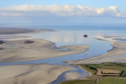 France, Manche (50), Baie du Mont-Saint-Michel, classée Patrimoine Mondial de l'UNESCO, Ile de Tombelaine à marée basse (vue aérienne)
