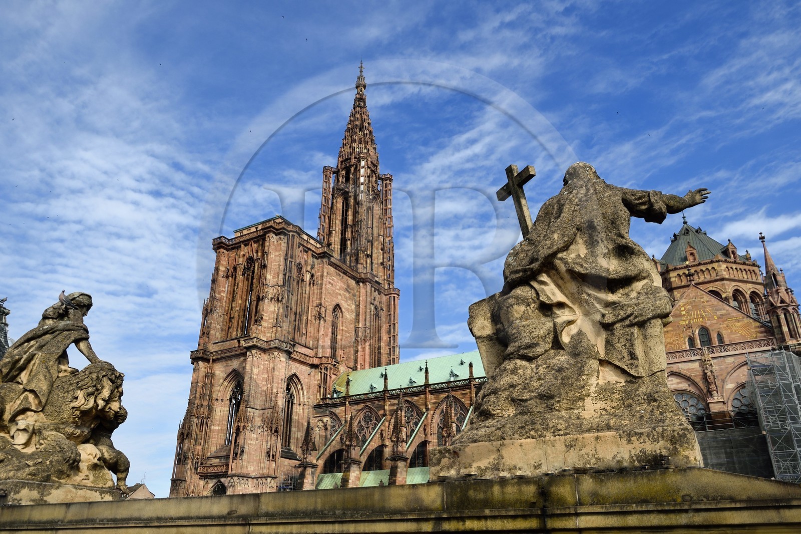 France, Bas-Rhin (67), Strasbourg, vieille ville classée au Patrimoine Mondial de l'UNESCO, la cathédrale Notre-Dame depuis le Palais Rohan