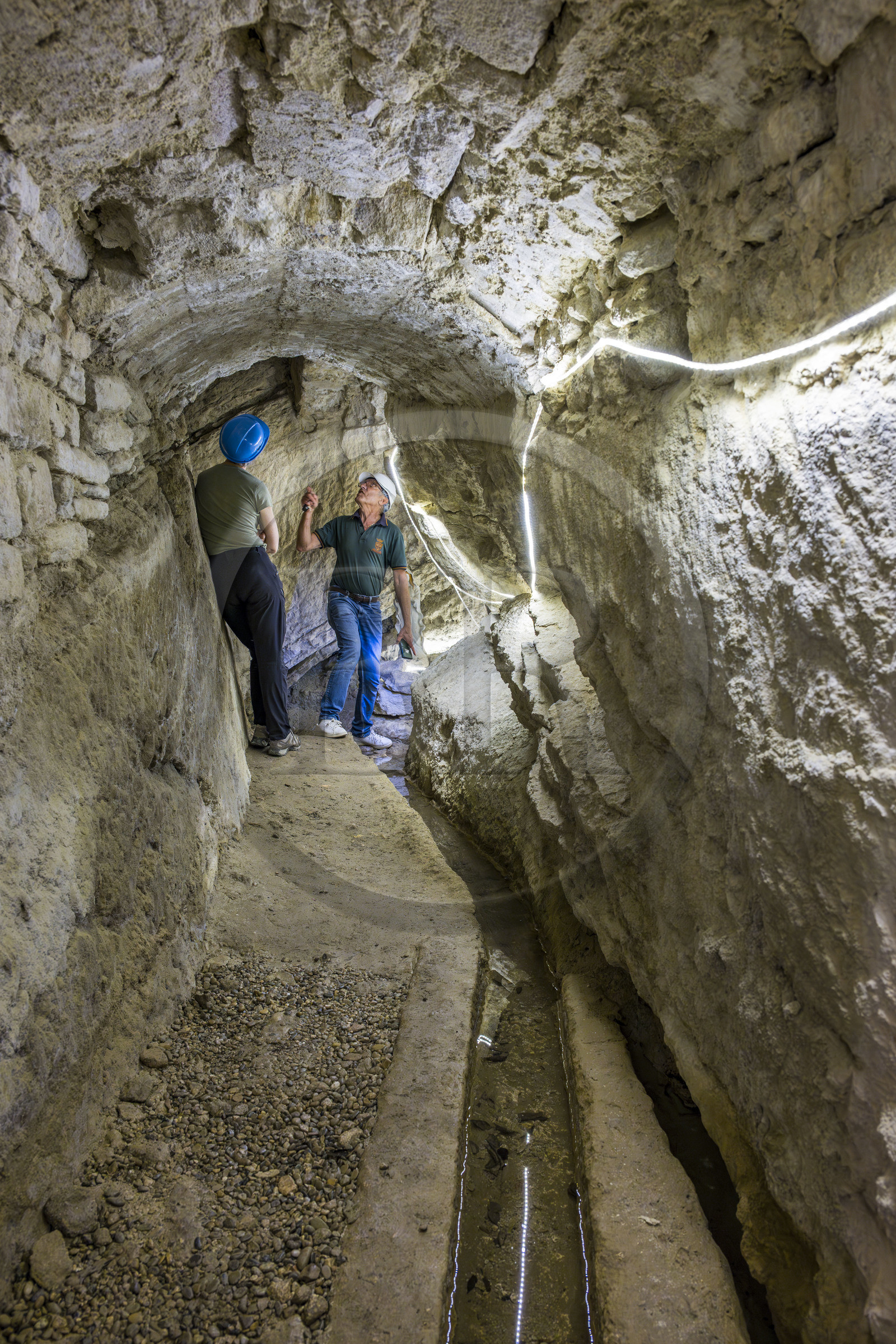 France, Vaucluse (84), Dentelles de Montmirail, Beaumes-de-Venise, chapelle Notre-Dame d'Aubune, tunnel creusé au XVI siècle pour canaliser la source d'Aubune, l’historien amateur et passionné Jean-Yves Faure