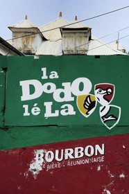 France, Ile de la Reunion, Saint-Gilles-Les-Bains, peinture murale publicitaire pour la bière Bourbon aussi appelée Dodo