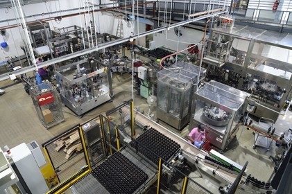 France, Ile de la Reunion, Saint Pierre, domaine de la distillerie Isautier, usine d'embouteillage et d'étiquetage