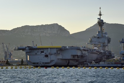 France, Var (83), Toulon, la base navale (Arsenal), le porte-avions à propulsion nucléaire Charles de Gaulle en rénovation de mi-vie