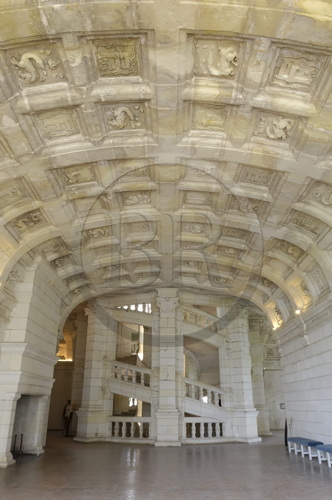 France, Loir et Cher (41), Vallée de la Loire classée Patrimoine Mondial de l' UNESCO, château de Chambord, visite guidée pour enfants en costume devant l'escalier à double révolution attribué à Léonard de Vinci depuis les salles en Croix du deuxième étage