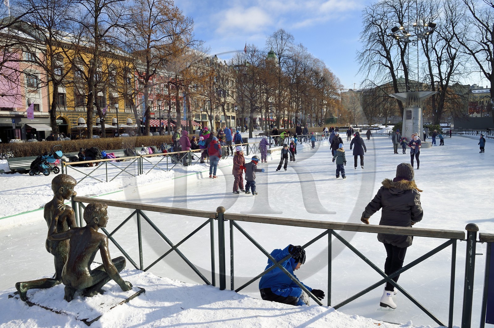 Norvège, Oslo, Eidsvoll Square le long de la rue Karl Johan, patinoire de Spikersuppa, patinage en famille