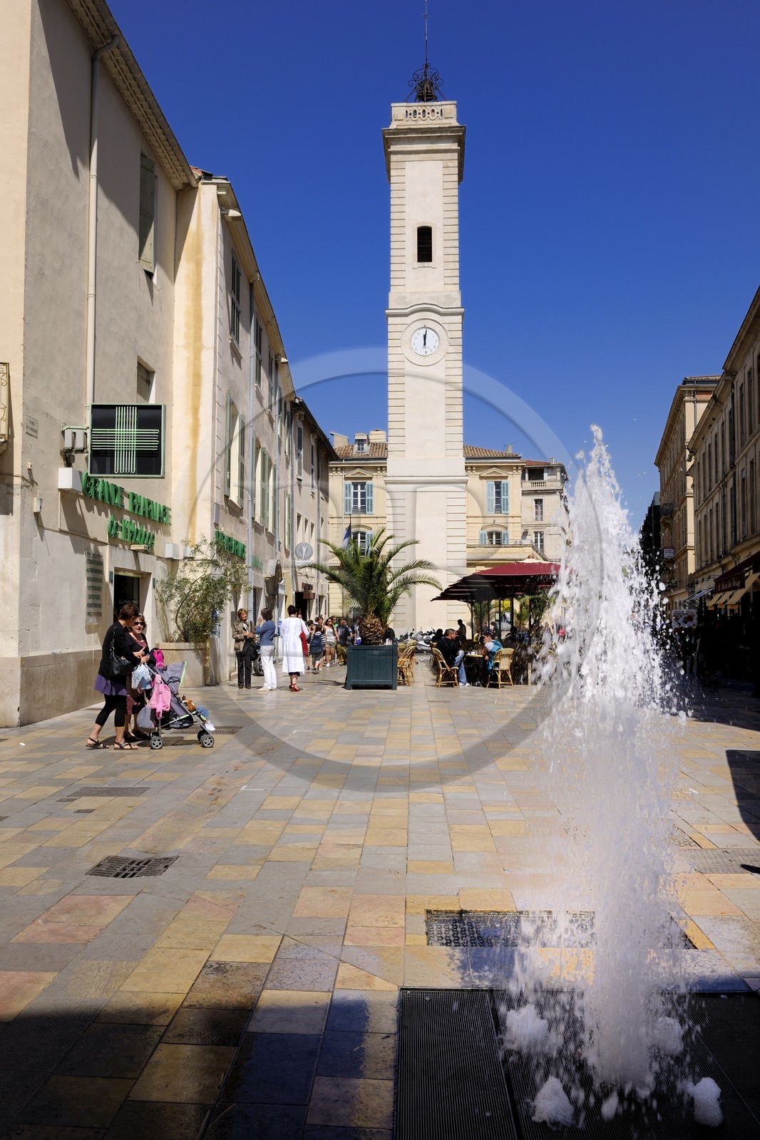 France, Gard (30), Nimes, fontaine sur la place de l'Horloge