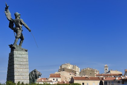 France, Corse-du-Sud (2A), Bonifacio, la Ville Haute, monument élevé à la mémoire des soldats de la Légion étrangère tombés au service de la France pendant les campagnes du sud oranais (1897 1902)