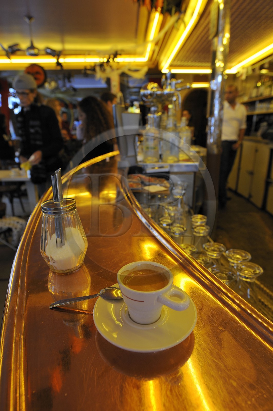 France, Paris (75), Montmartre, rue Lepic, la brasserie le Café des Deux Moulins qui servit de décor au film Amélie Poulain, terrasse et passants