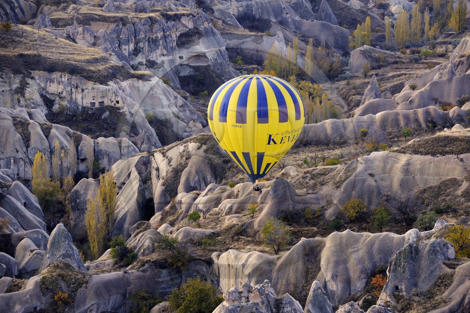 Turquie, Anatolie Centrale, province de Nevsehir, Cappadoce classée Patrimoine Mondial de l'UNESCO, survol en montgolfière du vallon de Balkan à Ortahisar (vue aérienne)