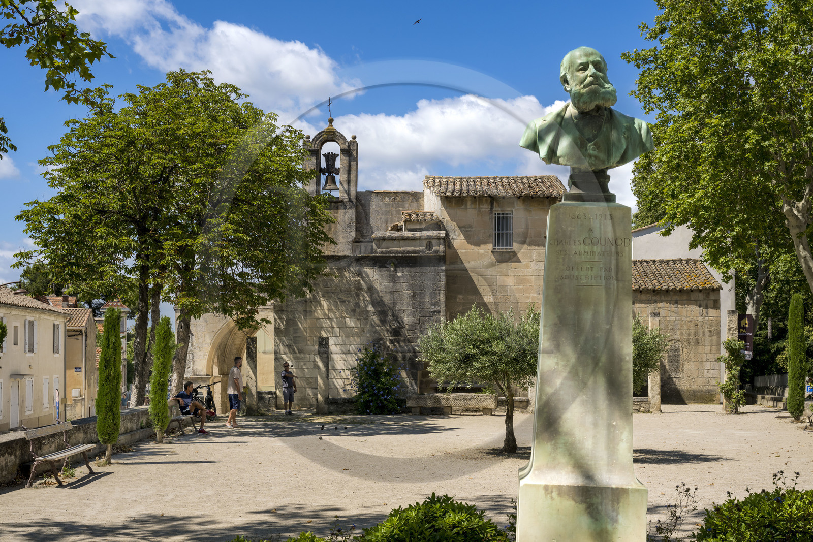 France, Bouches-du-Rhône (13), Parc Naturel Régional des Alpilles, Saint-Rémy-de-Provence, chapelle Notre Dame de Pitié place Mireille avec un buste du compositeur Charles Gounod