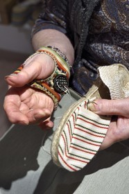 France, Pyrénées-Atlantiques (64), Pays-Basque, Saint-Jean-Pied-de-Port, Albertine Arangois fabrique artisanalement ses espadrilles avec un dé à coudre de conception maison