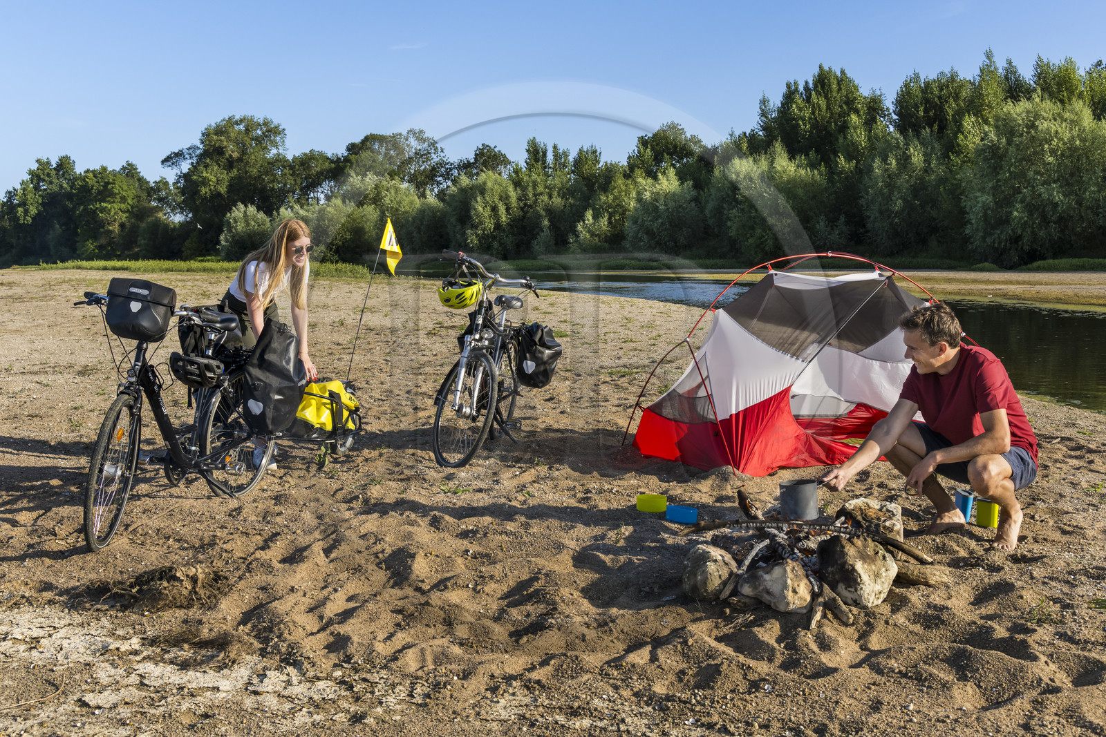 France, Maine-et-Loire (49), vallée de la Loire classée au Patrimoine Mondial par l'UNESCO, Saumur vers Saint-Hilaire, randonnée à bicyclette le long des berges de la Loire, installation du campement pour la nuit sur un des bancs de sable formant des îles sur la Loire