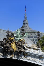 France, Paris (75), pont Alexandre III et coupole du Grand Palais